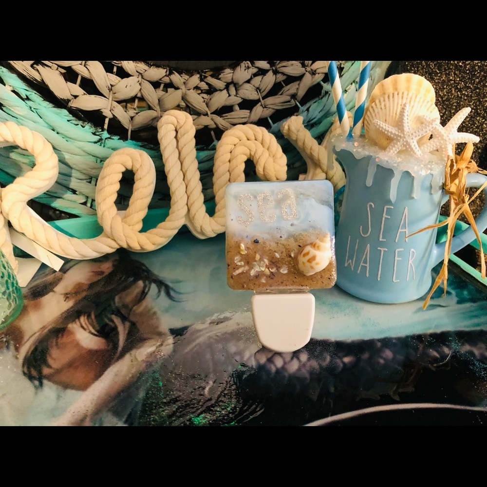 It’s a Sea Life Seashell Glazed Night Lite